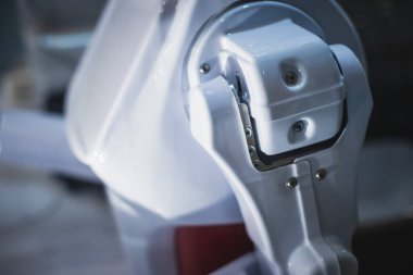 Hidrolik mekanik robot kol, el sıkışma hareketi, üretim hattında robolize manipülatör.