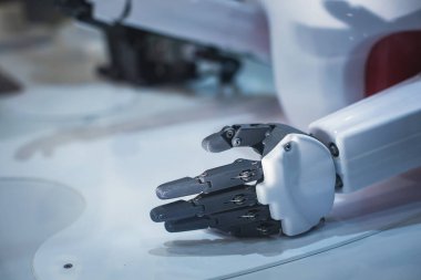 Hidrolik mekanik robot kol, el sıkışma hareketi, üretim hattında robolize manipülatör.