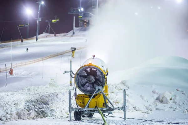 滑雪场斜坡上的人造造雪机 滑雪机和活塞 — 图库照片