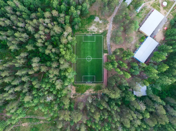Légi Drón Kilátás Focipálya Zöld Nyár Élénk Pályán Játszótér Erdőben — Stock Fotó