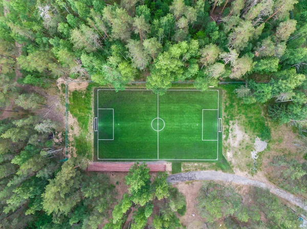 Futbol Sahasının Hava Aracı Görüntüsü Yeşil Çimen Yaz Mevsimi Ormandaki — Stok fotoğraf