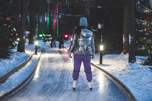 Meisje Schaatsen Ijsbaan Arena Met Gelukkige Mensen Buurt Concept Van — Stockfoto