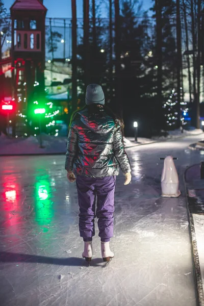 Mädchen Schlittschuhlaufen Auf Der Eisbahn Arena Mit Glücklichen Menschen Herum — Stockfoto