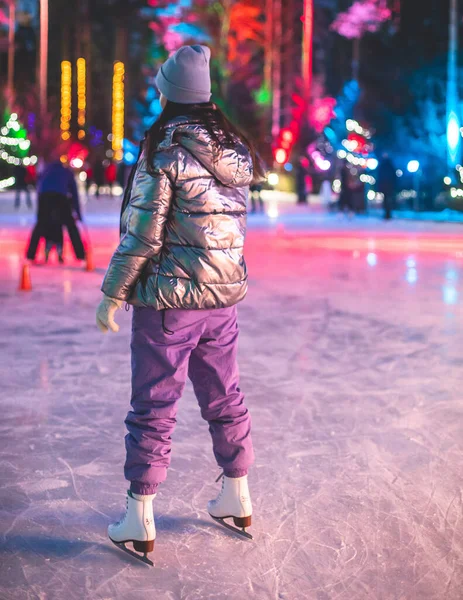 Dívka Bruslení Kluzišti Aréně Šťastnými Lidmi Kolem Koncept Bruslení Zimě — Stock fotografie