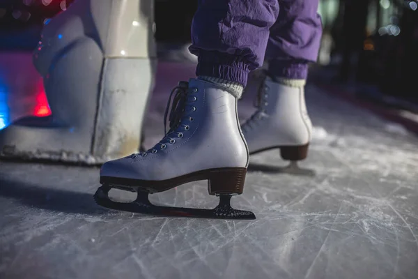 Close Uitzicht Nieuwe Witte Schaatsen Laarzen Ijsbaan Beweging Meisje Schaatsen — Stockfoto