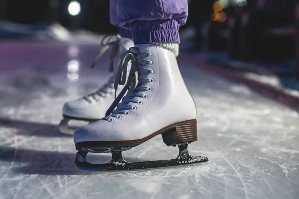 Vue Rapprochée Nouvelles Chaussures Patins Glace Blanches Sur Patinoire Mouvement — Photo