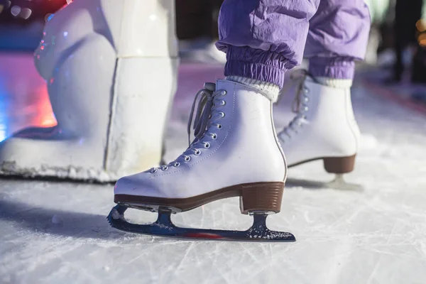 Vue Rapprochée Nouvelles Chaussures Patins Glace Blanches Sur Patinoire Mouvement — Photo