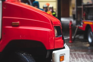 İtfaiye ekipleri, itfaiyeciler, arka planda itfaiye aracı olan itfaiyeciler, acil durum. 