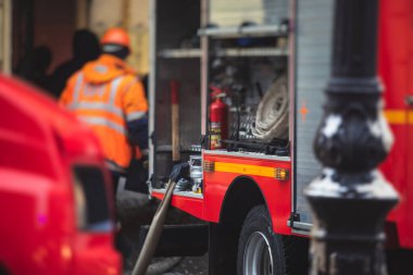 İtfaiye ekipleri, itfaiyeciler, arka planda itfaiye aracı olan itfaiyeciler, acil durum. 