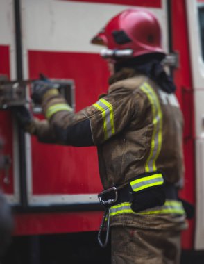 İtfaiye ekipleri, itfaiyeciler, arka planda itfaiye aracı olan itfaiyeciler, acil durum. 