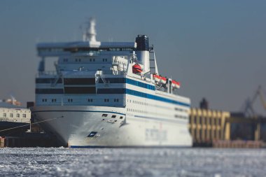 Buzda sıkışmış çok sayıda farklı gemi buzullar, buzkıran ve taşıyıcı gemi ve kış mavisi gökyüzü arasındaki körfezi kırmaya ve terk etmeye çalışıyor.