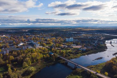 Kingisepp, kasaba ve Leningrad Oblastı Kingiseppsky Bölgesi yönetim merkezi, Luga Nehri, hava aracı yaz manzaralı