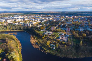 Kingisepp, kasaba ve Leningrad Oblastı Kingiseppsky Bölgesi yönetim merkezi, Luga Nehri, hava aracı yaz manzaralı