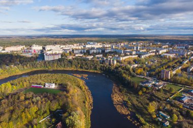 Kingisepp, kasaba ve Leningrad Oblastı Kingiseppsky Bölgesi yönetim merkezi, Luga Nehri, hava aracı yaz manzaralı