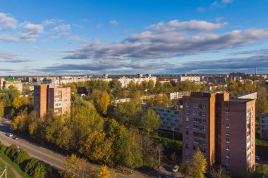 Kingisepp, kasaba ve Leningrad Oblastı Kingiseppsky Bölgesi yönetim merkezi, Luga Nehri, hava aracı yaz manzaralı