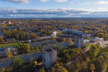 Kingisepp, kasaba ve Leningrad Oblastı Kingiseppsky Bölgesi yönetim merkezi, Luga Nehri, hava aracı yaz manzaralı