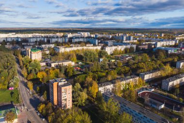 Kingisepp, kasaba ve Leningrad Oblastı Kingiseppsky Bölgesi yönetim merkezi, Luga Nehri, hava aracı yaz manzaralı