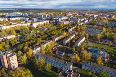 Kingisepp, kasaba ve Leningrad Oblastı Kingiseppsky Bölgesi yönetim merkezi, Luga Nehri, hava aracı yaz manzaralı