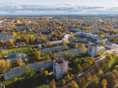 Kingisepp, kasaba ve Leningrad Oblastı Kingiseppsky Bölgesi yönetim merkezi, Luga Nehri, hava aracı yaz manzaralı