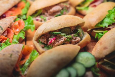 Çok güzel dekore edilmiş yemek sofrası farklı atıştırmalıklar ve ahşap tabakta sandviçle aperatifler kurumsal noel çocuklarının doğum günü partilerinde düğün kutlamaları. 