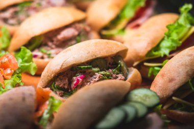 Çok güzel dekore edilmiş yemek sofrası farklı atıştırmalıklar ve ahşap tabakta sandviçle aperatifler kurumsal noel çocuklarının doğum günü partilerinde düğün kutlamaları. 