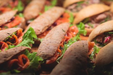 Çok güzel dekore edilmiş yemek sofrası farklı atıştırmalıklar ve ahşap tabakta sandviçle aperatifler kurumsal noel çocuklarının doğum günü partilerinde düğün kutlamaları. 