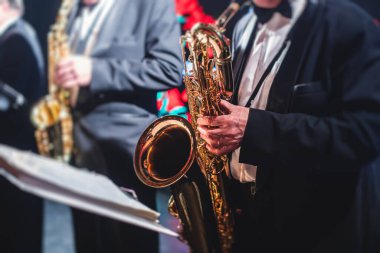 Caz orkestrası sahnesinde müzik çalan saksafoncu, saksafoncu, vokalist ve müzikalistin konser görüntüsü 