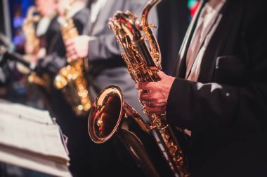 Caz orkestrası sahnesinde müzik çalan saksafoncu, saksafoncu, vokalist ve müzikalistin konser görüntüsü 