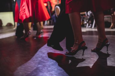 Genç çiftlerin dans ayakkabıları, dans eden çiftler balo salonunda geleneksel Latin dansı milongası, tango salsa bachata kizomba dersi, dans festivali, ahşap zemin, ayakkabı yakın görüntüsü.