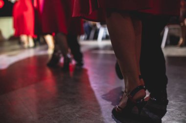Genç çiftlerin dans ayakkabıları, dans eden çiftler balo salonunda geleneksel Latin dansı milongası, tango salsa bachata kizomba dersi, dans festivali, ahşap zemin, ayakkabı yakın görüntüsü.