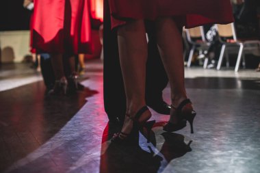 Genç çiftlerin dans ayakkabıları, dans eden çiftler balo salonunda geleneksel Latin dansı milongası, tango salsa bachata kizomba dersi, dans festivali, ahşap zemin, ayakkabı yakın görüntüsü.