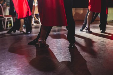 Genç çiftlerin dans ayakkabıları, dans eden çiftler balo salonunda geleneksel Latin dansı milongası, tango salsa bachata kizomba dersi, dans festivali, ahşap zemin, ayakkabı yakın görüntüsü.