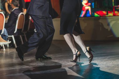 Genç çiftlerin dans ayakkabıları, dans eden çiftler balo salonunda geleneksel Latin dansı milongası, tango salsa bachata kizomba dersi, dans festivali, ahşap zemin, ayakkabı yakın görüntüsü.