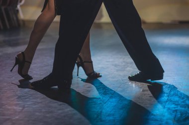 Genç çiftlerin dans ayakkabıları, dans eden çiftler balo salonunda geleneksel Latin dansı milongası, tango salsa bachata kizomba dersi, dans festivali, ahşap zemin, ayakkabı yakın görüntüsü.