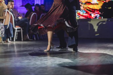 Genç çiftlerin dans ayakkabıları, dans eden çiftler balo salonunda geleneksel Latin dansı milongası, tango salsa bachata kizomba dersi, dans festivali, ahşap zemin, ayakkabı yakın görüntüsü.