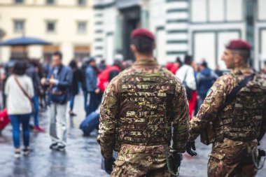 İtalyan silahlı kuvvetleri devriye birliği askeri üniformalı ve kırmızı bereli olarak Venedik, Venezuela, İtalya sokaklarında devriye geziyor.