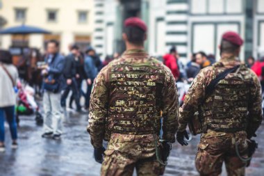 İtalyan silahlı kuvvetleri devriye birliği askeri üniformalı ve kırmızı bereli olarak Venedik, Venezuela, İtalya sokaklarında devriye geziyor.