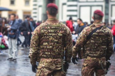 İtalyan silahlı kuvvetleri devriye birliği askeri üniformalı ve kırmızı bereli olarak Venedik, Venezuela, İtalya sokaklarında devriye geziyor.