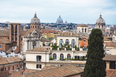 Roma panoraması, Lazio, İtalya, Roma ve Vatikan 'ın muhteşem panoramik manzarası. Şehrin ötesindeki katedral, şehir manzarası ve manzarası, gözlem güvertesinden görülüyor.