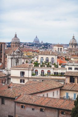 Roma panoraması, Lazio, İtalya, Roma ve Vatikan 'ın muhteşem panoramik manzarası. Şehrin ötesindeki katedral, şehir manzarası ve manzarası, gözlem güvertesinden görülüyor.