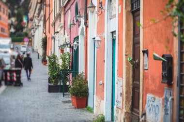 Trastevere ilçesi, Roma, İtalya, tarihi dar sokaklara sahip Rione Trastevere, Roma manzarası, Municipio I, Tiber 'in batı yakası Roma, Lazio, İtalya, restoranları ve mimarisi olan sokaklar