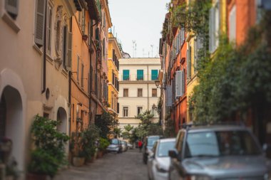 Trastevere ilçesi, Roma, İtalya, tarihi dar sokaklara sahip Rione Trastevere, Roma manzarası, Municipio I, Tiber 'in batı yakası Roma, Lazio, İtalya, restoranları ve mimarisi olan sokaklar
