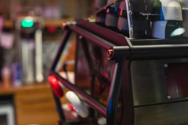 Kafe barında kahve makinesinde çalışan kadın kahveci, solunum maskesi takan barmen cappuccino yapan barmen, kafe reyonunda kahve hazırlayan barmen.