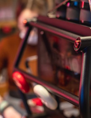 Kafe barında kahve makinesinde çalışan kadın kahveci, solunum maskesi takan barmen cappuccino yapan barmen, kafe reyonunda kahve hazırlayan barmen.