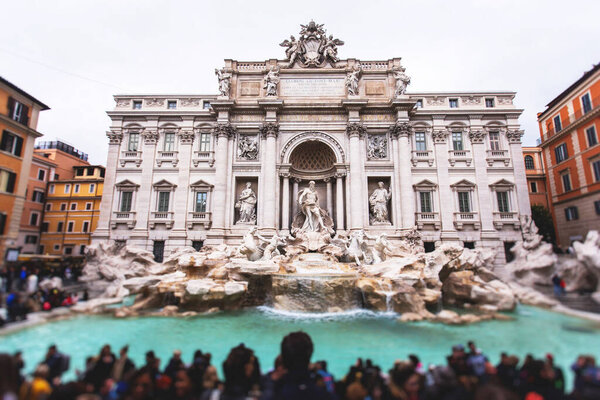 Фонтан Треви (на итальянском языке: Фонтана Треви), фонтан в районе Треви в Риме, Италия, фонтан барокко, с большой толпой туристов вокруг