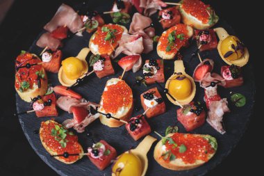 Yemek masası, çeşitli yiyeceklerle süslenmiş güzel bir ziyafet. Kurumsal doğum günü partisi, düğün kutlaması, deniz mahsulleri, şarküteriler...