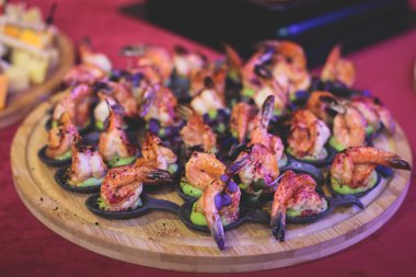 Yemek masası, çeşitli yiyeceklerle süslenmiş güzel bir ziyafet. Kurumsal doğum günü partisi, düğün kutlaması, deniz mahsulleri, şarküteriler...