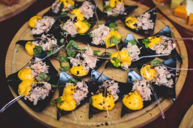 Yemek masası, çeşitli yiyeceklerle süslenmiş güzel bir ziyafet. Kurumsal doğum günü partisi, düğün kutlaması, deniz mahsulleri, şarküteriler...