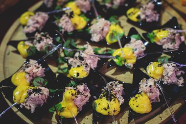 Yemek masası, çeşitli yiyeceklerle süslenmiş güzel bir ziyafet. Kurumsal doğum günü partisi, düğün kutlaması, deniz mahsulleri, şarküteriler...