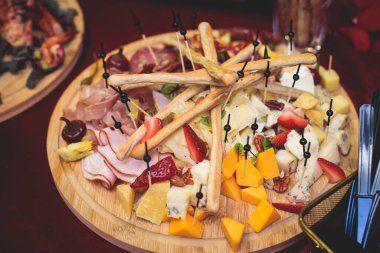 Yemek masası, çeşitli yiyeceklerle süslenmiş güzel bir ziyafet. Kurumsal doğum günü partisi, düğün kutlaması, deniz mahsulleri, şarküteriler...